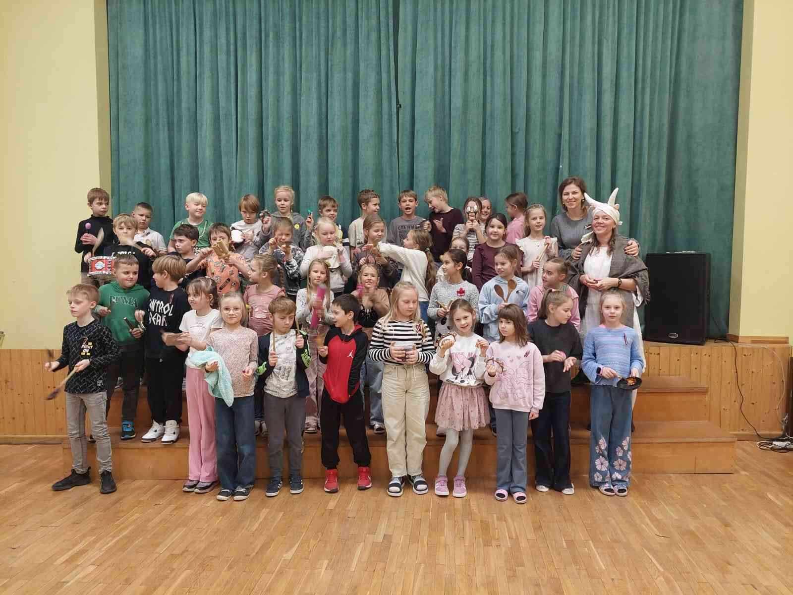 Ieskandinājam skolu un godinājām Mārtiņu