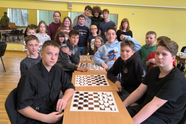 Dambretes turnīrs starp Jūrmalas skolu komandām.