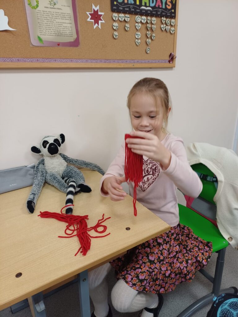 1.b klase izgatavo eglīšu rotas