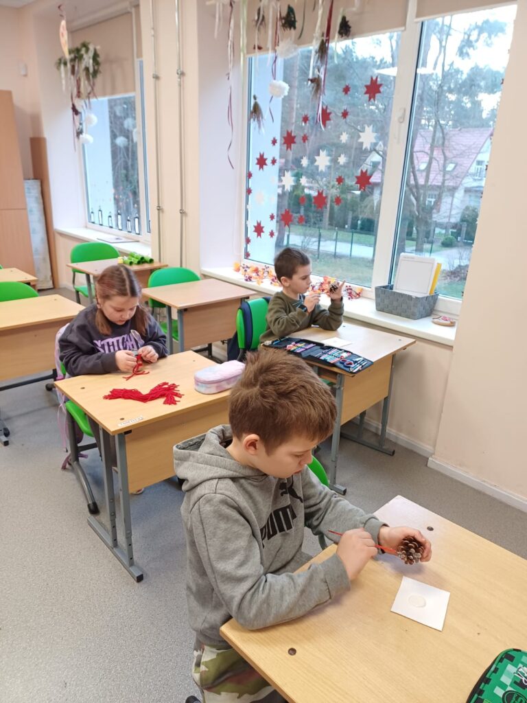 1.b klase izgatavo eglīšu rotas