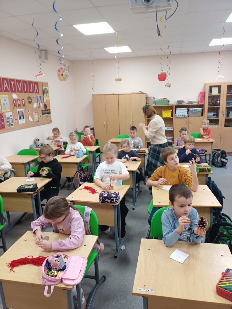 1.b klase izgatavo eglīšu rotas