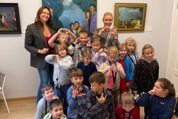 1.d klases mazie mākslas pētnieki Induļa Zariņa izstādē 1.d klases mazie mākslas pētnieki Induļa Zariņa izstādē.